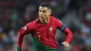 Thông tin xác minh việc bỏ về sớm, Ronaldo bị fan gọi là “đồ trẻ con” 